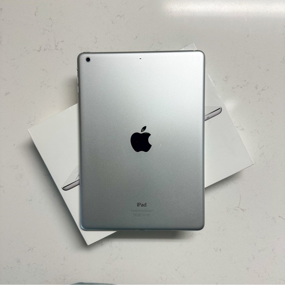 iPad Air 1st Gen 📱 16GB Wi-Fi + Box, Adapter, & Bonus Case – Good Condition! - Picture 4 of 11